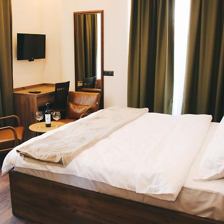 Hotel Rozafa Suhareke エクステリア 写真