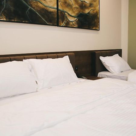 Hotel Rozafa Suhareke エクステリア 写真