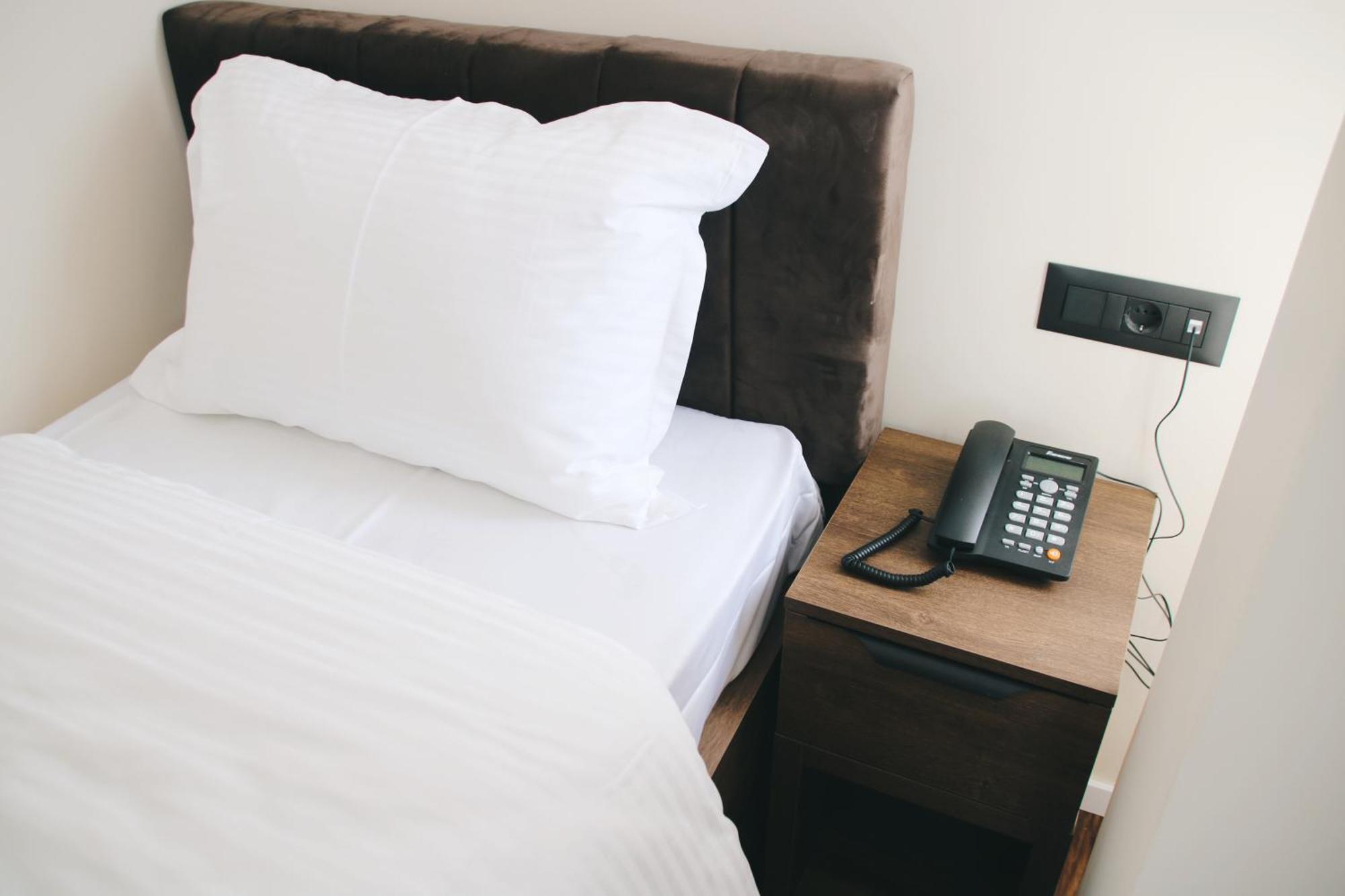 Hotel Rozafa Suhareke エクステリア 写真