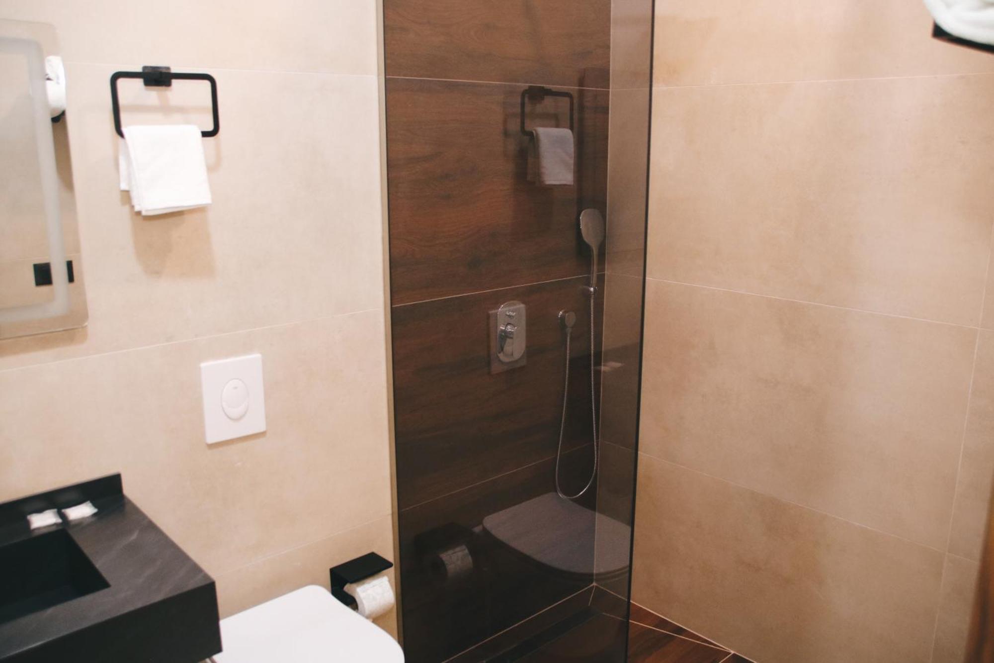 Hotel Rozafa Suhareke エクステリア 写真