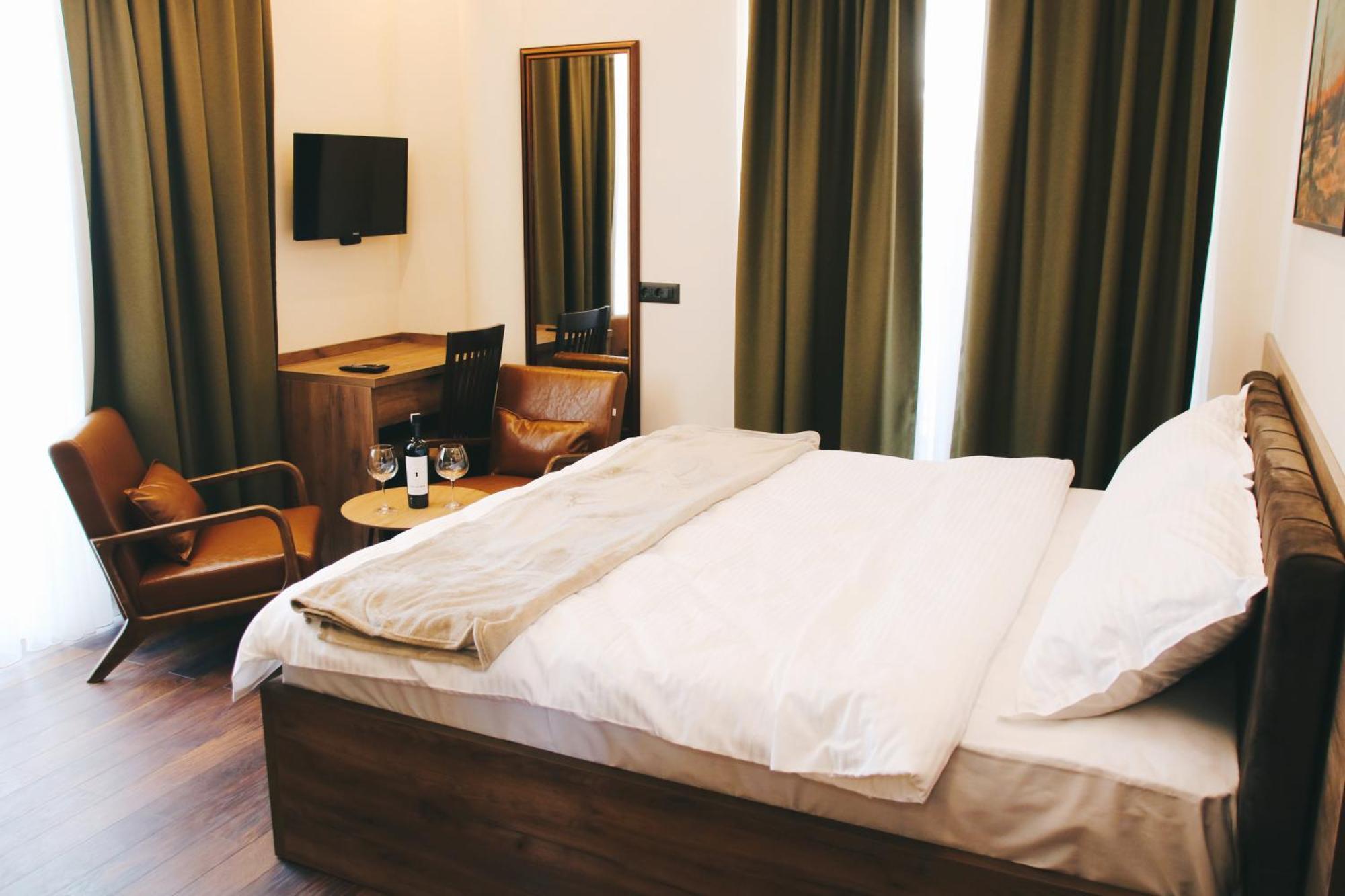 Hotel Rozafa Suhareke エクステリア 写真