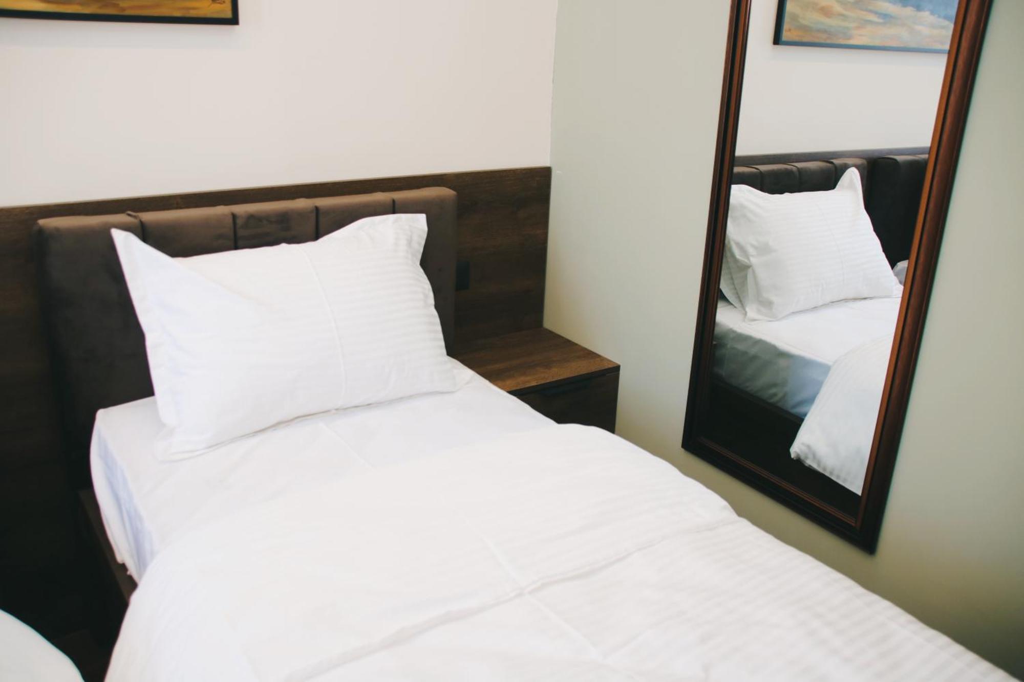 Hotel Rozafa Suhareke エクステリア 写真
