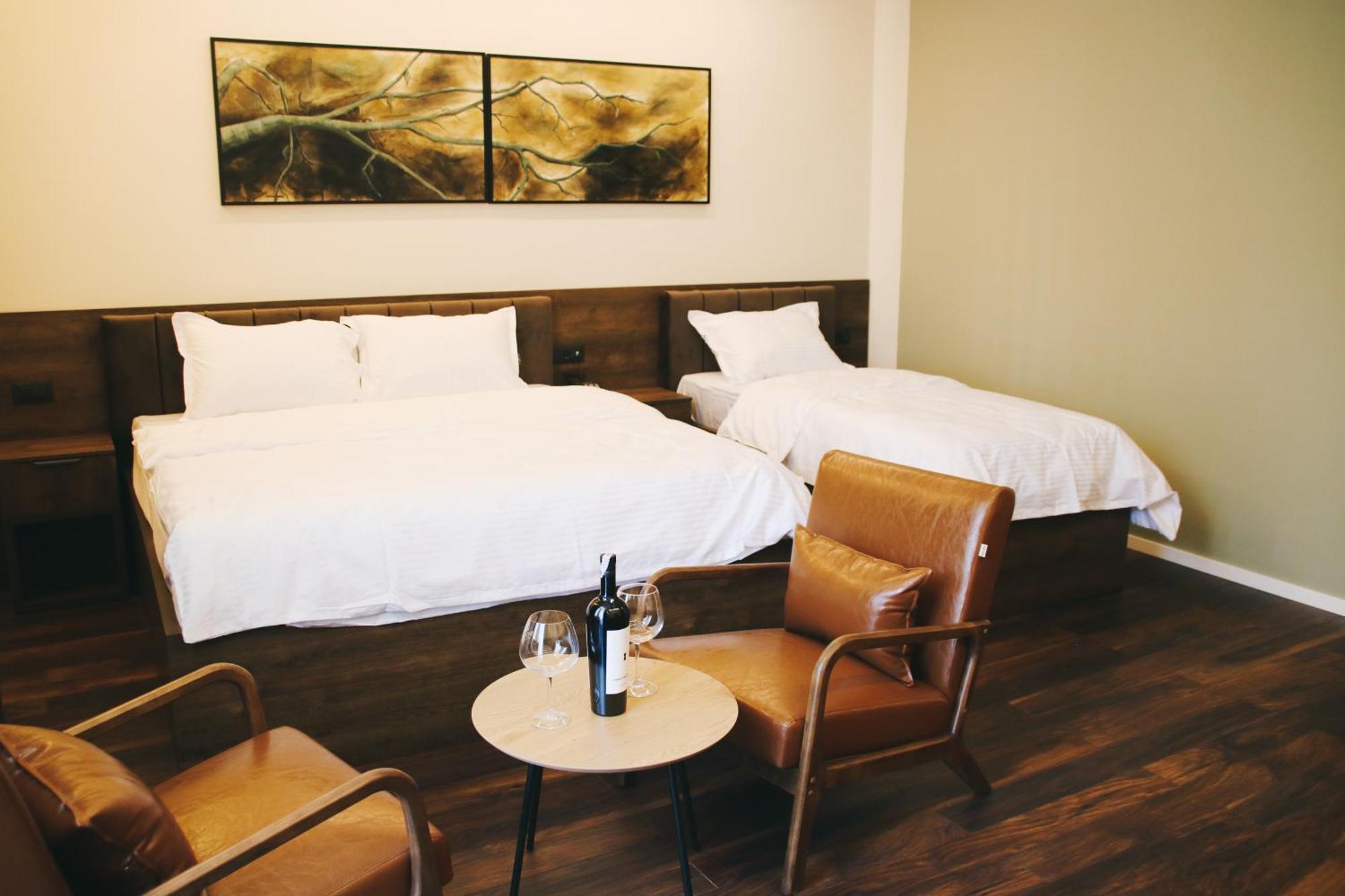 Hotel Rozafa Suhareke エクステリア 写真