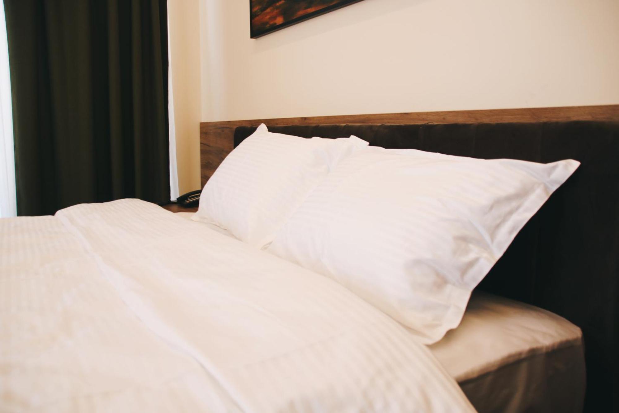 Hotel Rozafa Suhareke エクステリア 写真